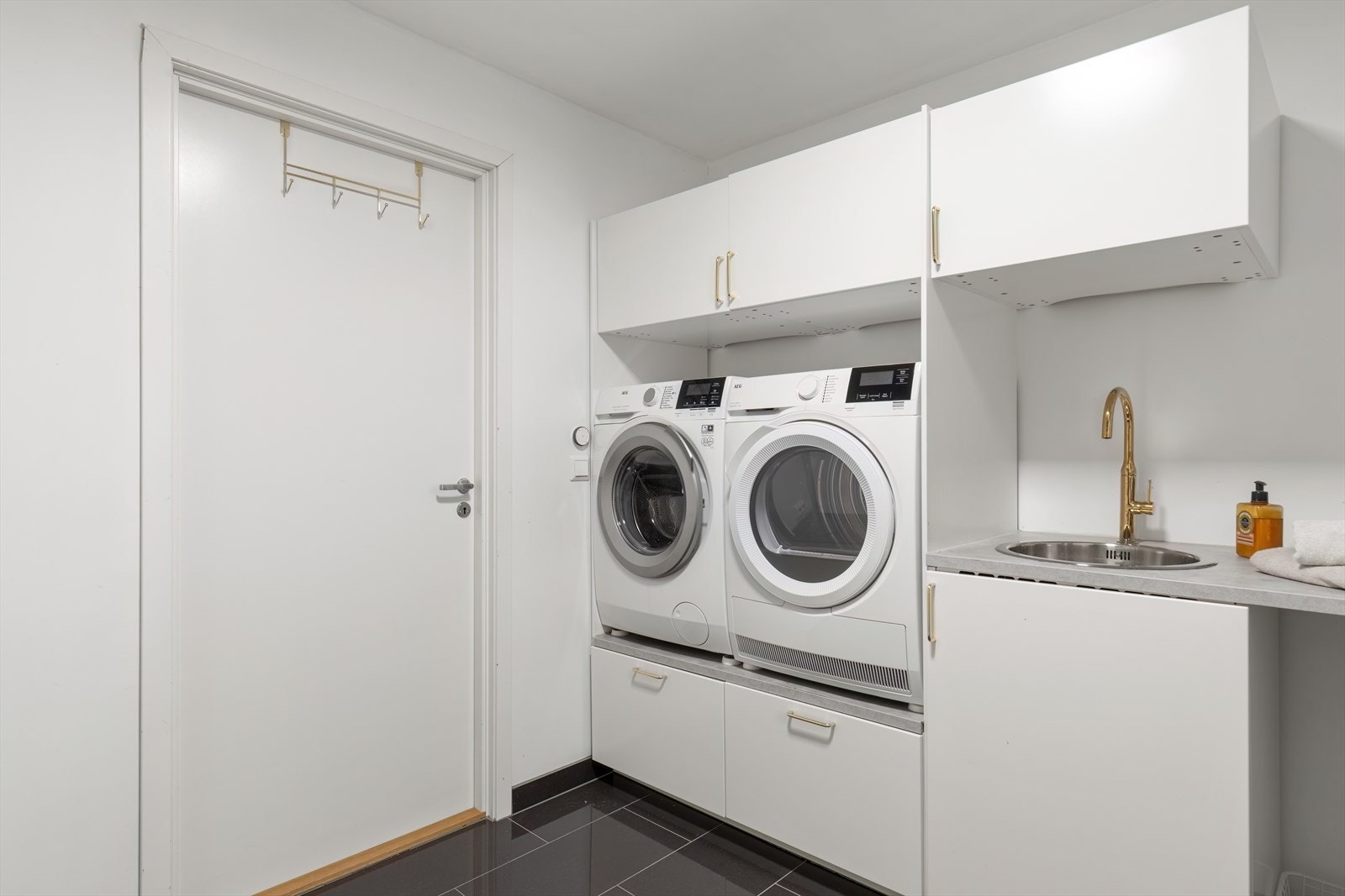 Vaskerommet er utstyrt med vaskekum med benk og seksjoner, og har opplegg for vaskemaskin og tørketrommel. Galleribilde