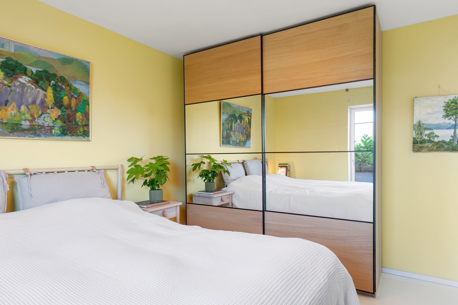 Soverommet er utstyrt med romslig skyvedørsgarderobe. Galleribilde