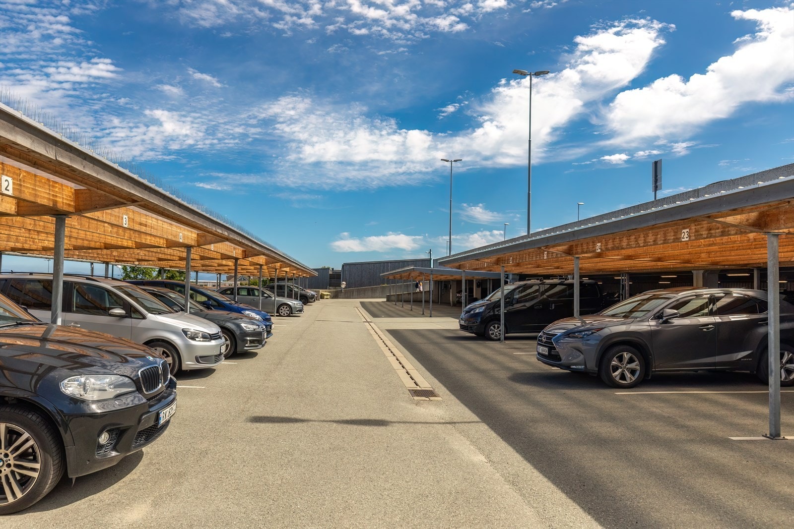 Fast parkering i carport like ved (nr 63). Det er ferdig installert elbillader som medfølger. Det er egen stor gjesteparkering hvor man registrerer gjester med reg.nr. Galleribilde