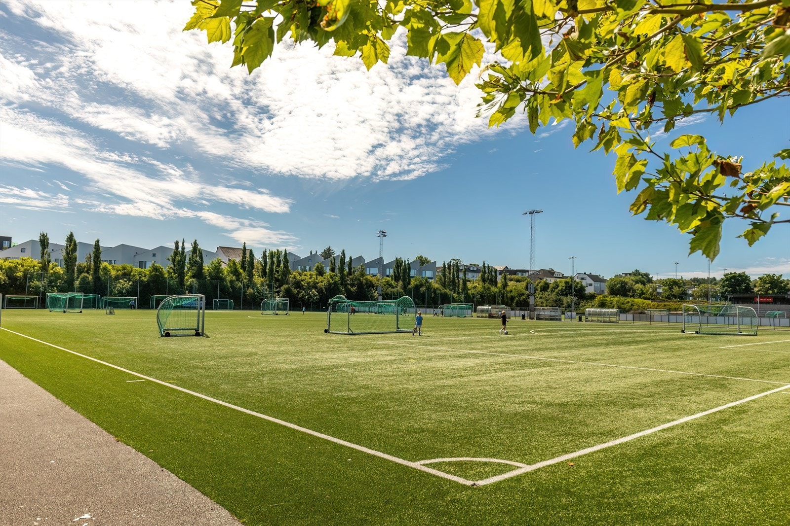 VBK-banen ligger kun en kort spasertur unna. Her finner man flere baner med kunstgress og grus. Galleribilde