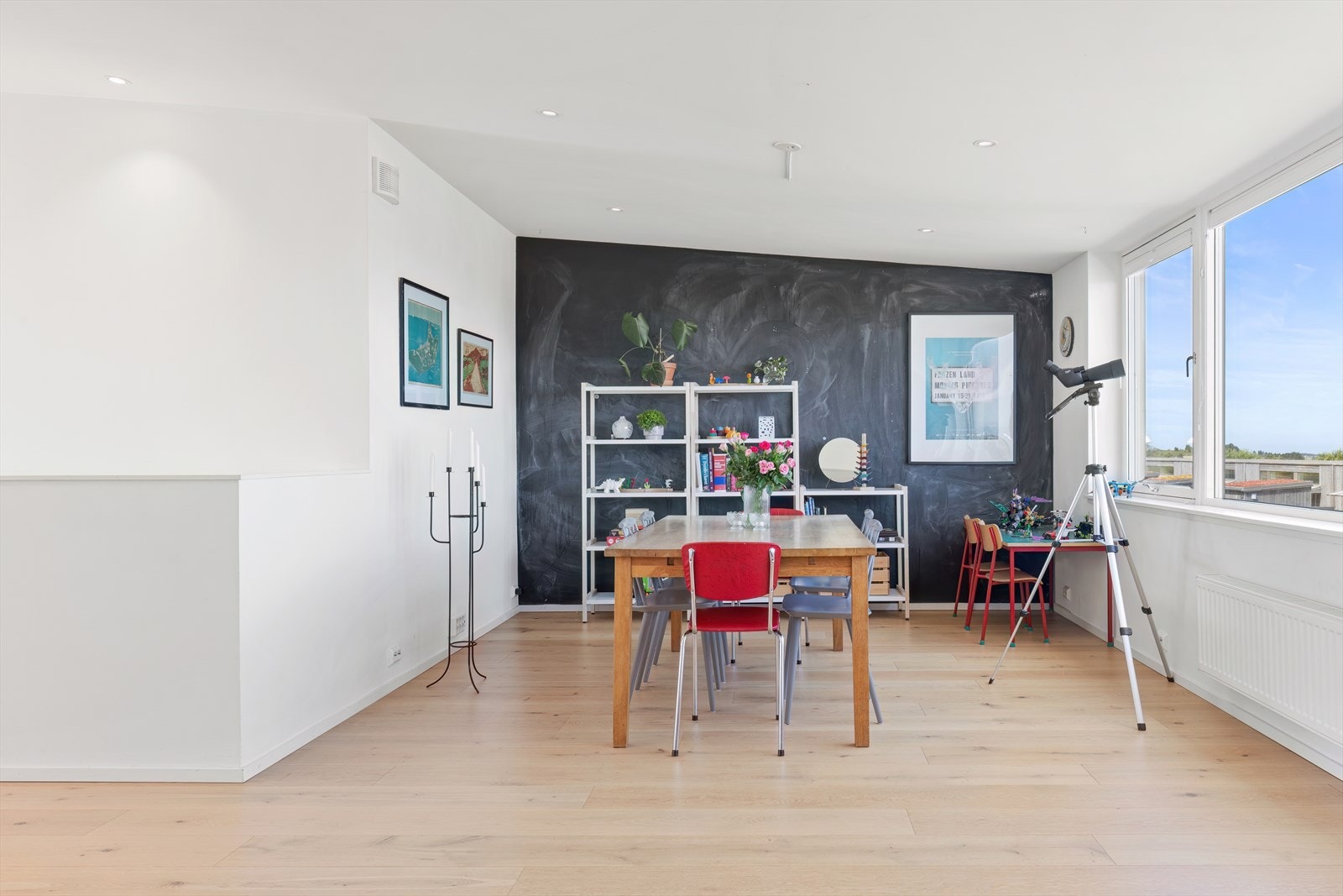 Innredet spisestue, med egen lekseplass/legoplass for barna. Galleribilde