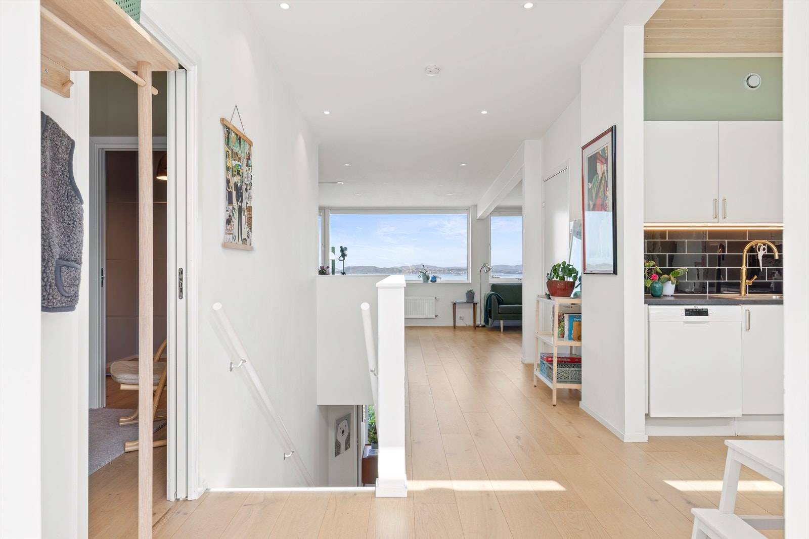 Boligen har enstavs gulv og vegger i moderne og tidsrike farger. Galleribilde