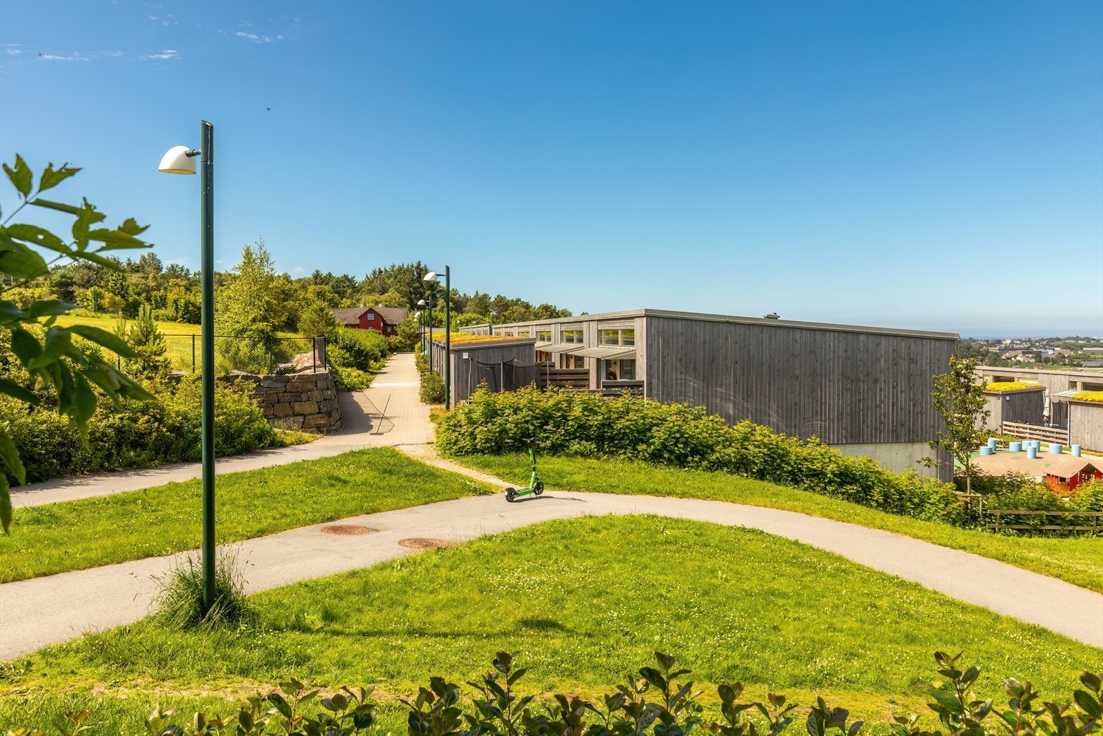 Fra boligen finner man flere barnehager og skoler innen kort gange. Galleribilde