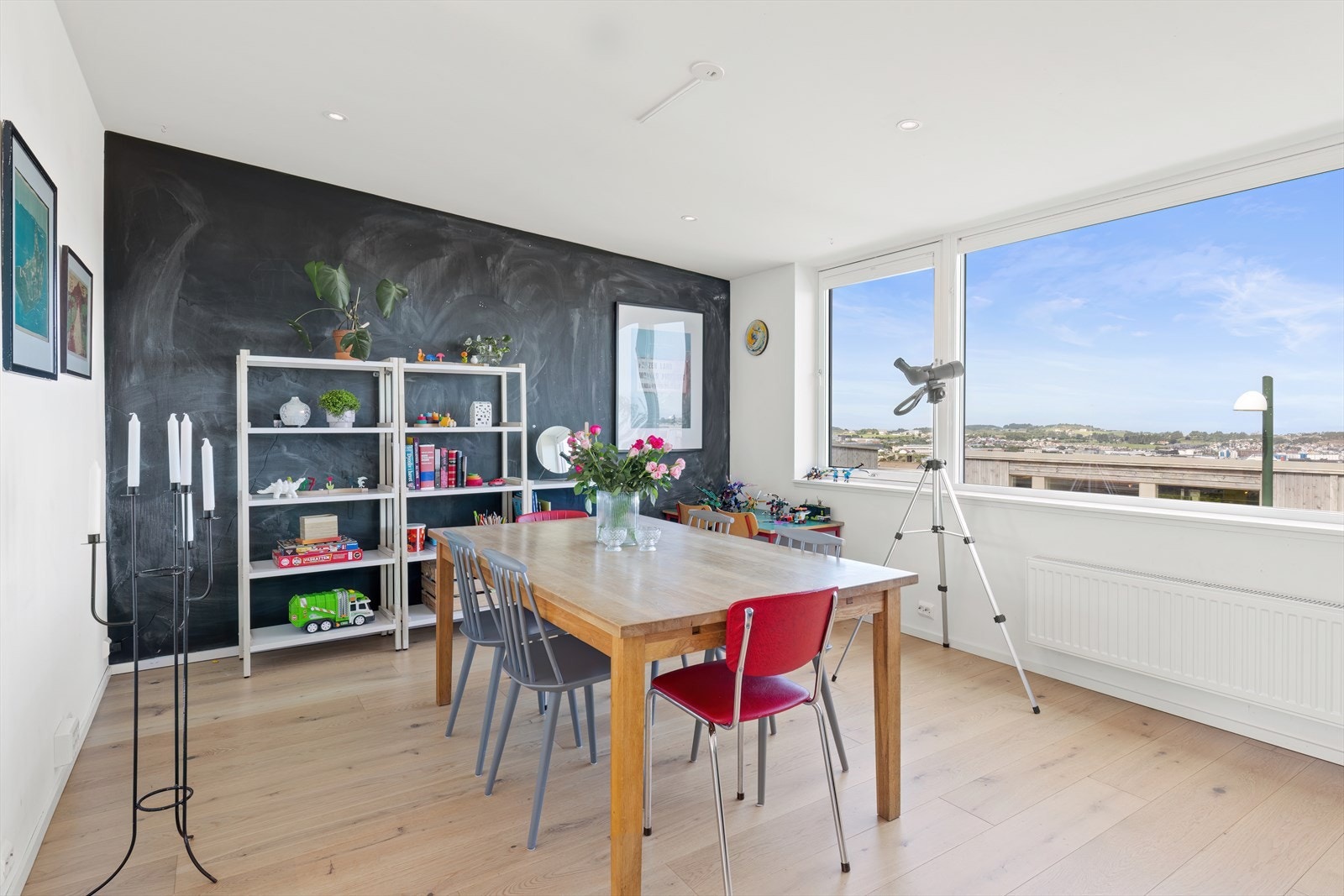 Spisebord med plass til å invitere familie og venner på middagsbesøk. Galleribilde