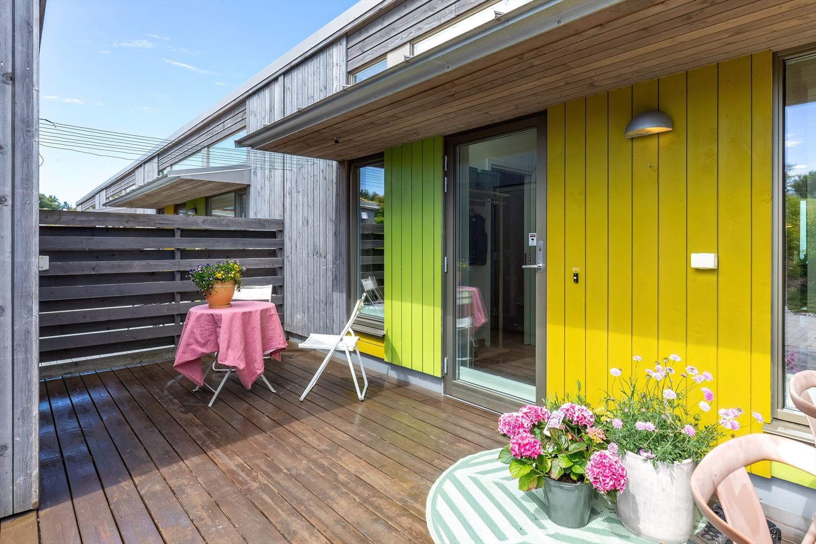 På terrassen har man mulighet til å sitte skjermet lunt til - Helt fantastisk og tilrettelagt for både store og små. Galleribilde