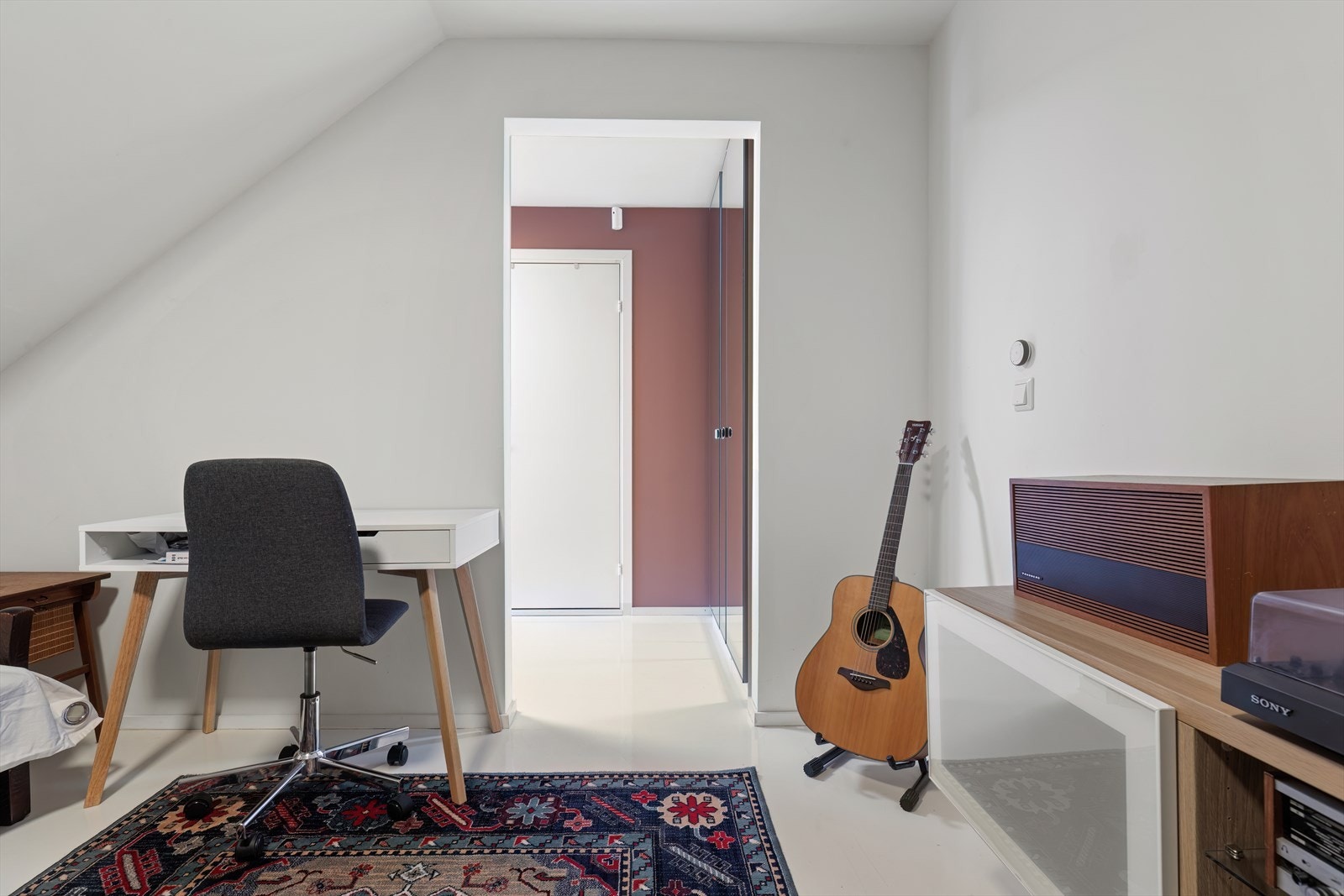 Det er laget til et kontor/hobbyrom under trapp. Galleribilde