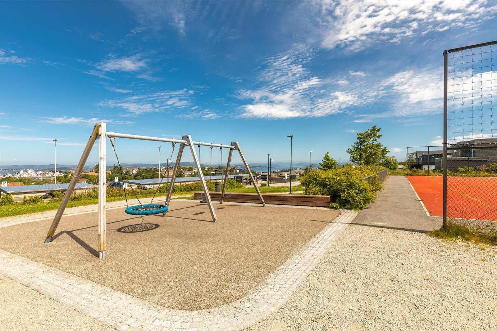 Ballspill og lekeplass. Galleribilde