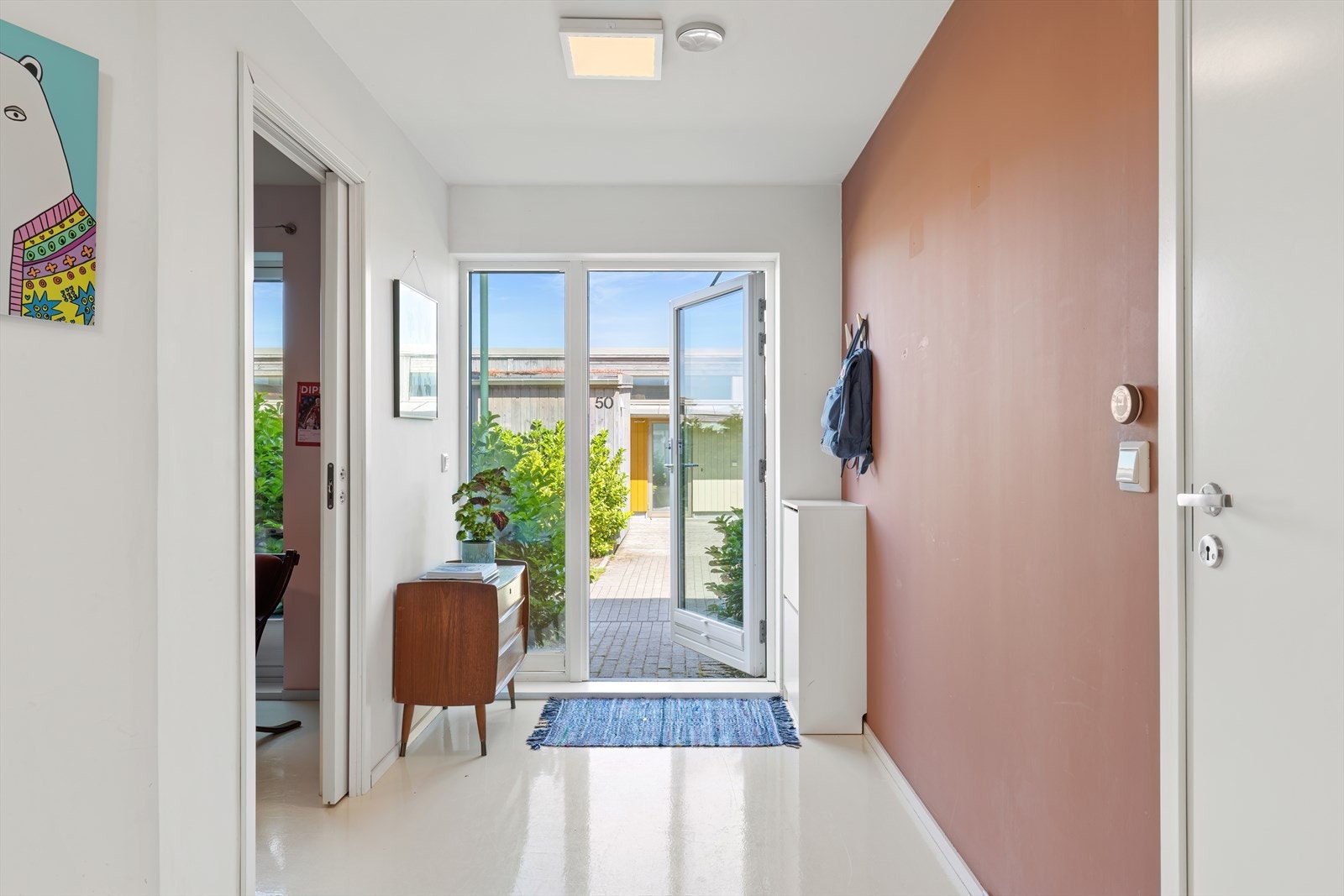 Det er egen inngang/bi-inngang i underetasjen. Epoxy på gulv. Galleribilde