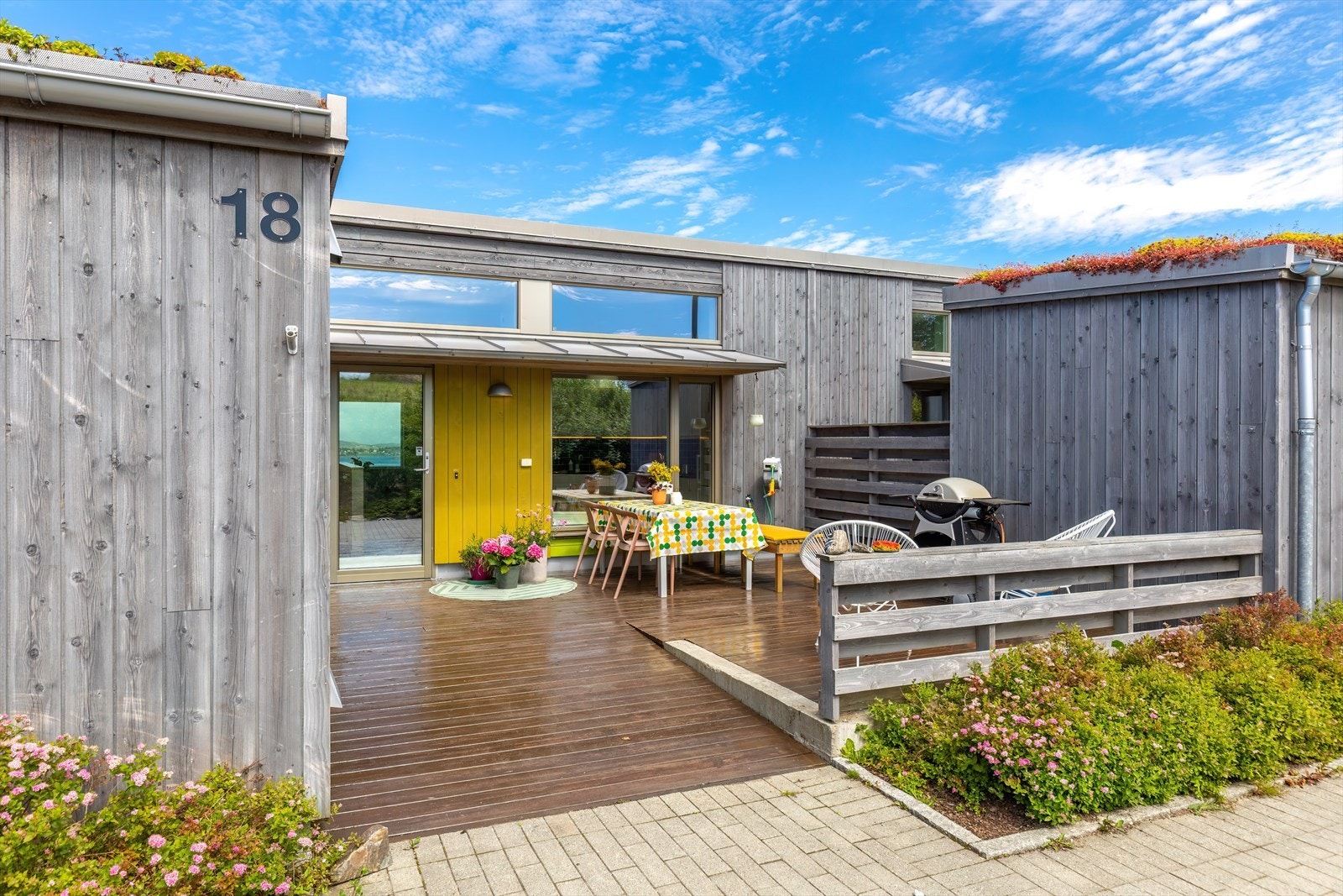 Velkommen til Elias Tastads gate 18! Et flott rekkehus med gode solforhold, flott utsikt og barnevennlig beliggenhet. Galleribilde