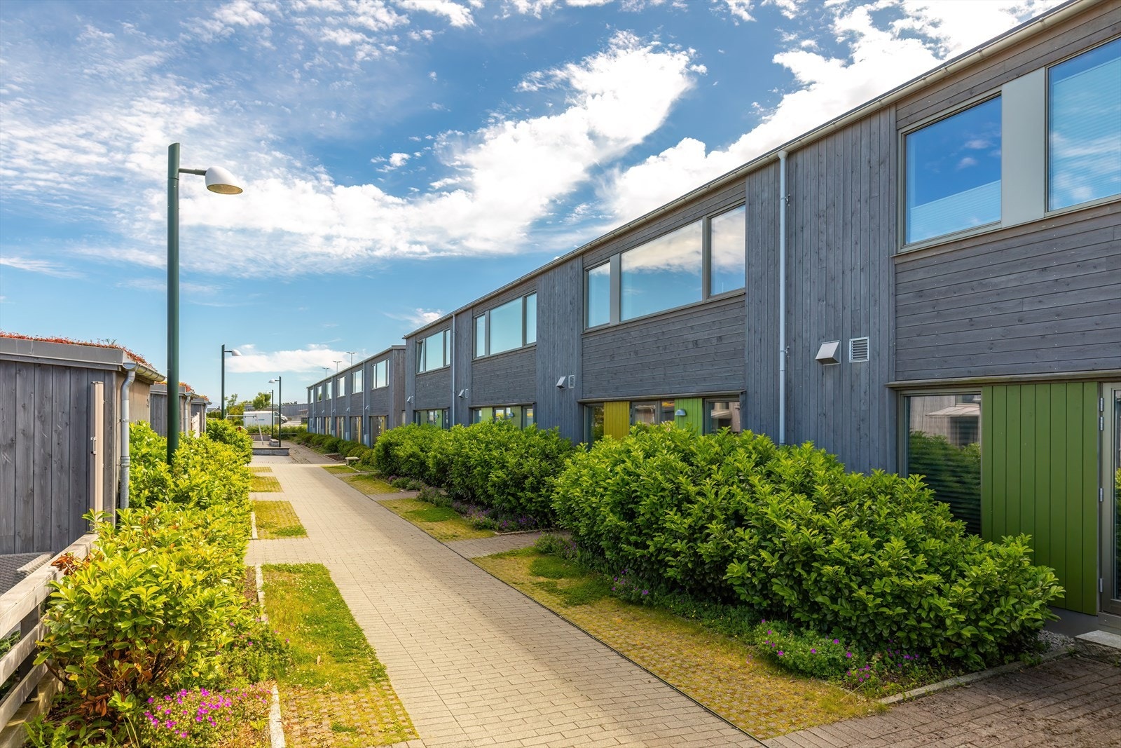 Svært trivelig og barnevennlig boligområde med bilfrie gater mellom hele feltet. Galleribilde