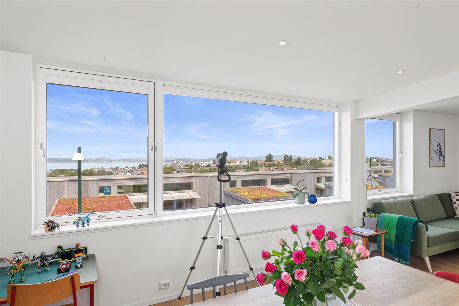 De store vindusflatene sikrer godt med naturlig lys. Galleribilde