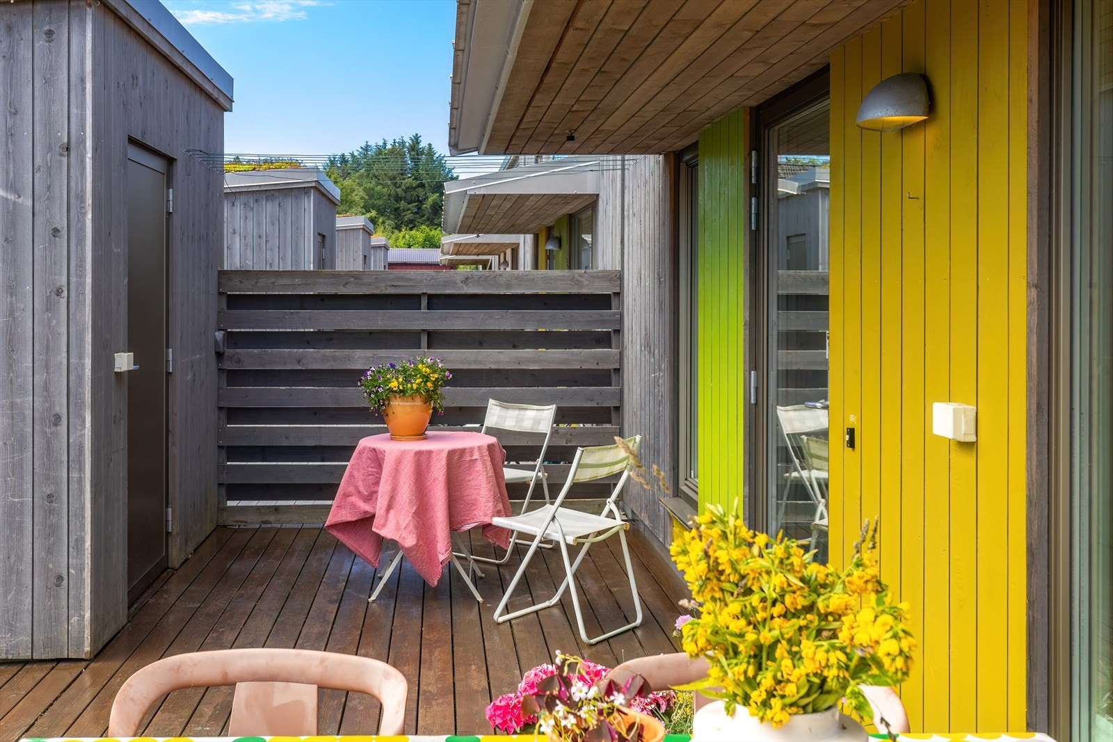 Det er utvendig bod med god plass til hageredskaper, sykkel mm. Galleribilde