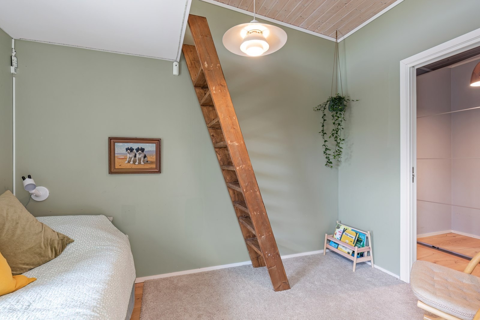 Soverom i 1. etasje med tilkomst til walk-in og hems. Galleribilde