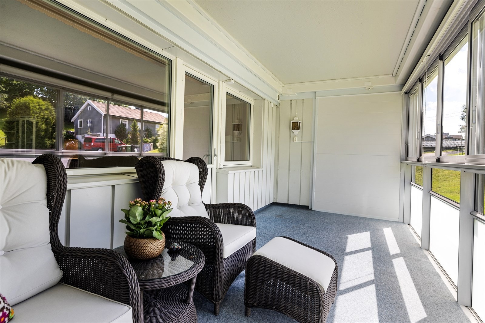 Romslig balkong med god plass til møblement Galleribilde