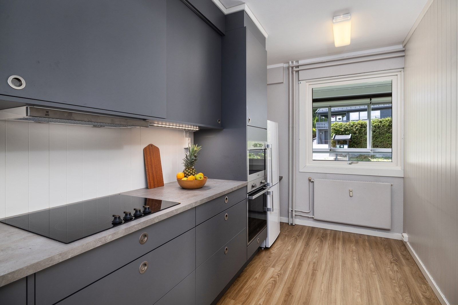 Det er også plass for spisebord på kjøkkenet Galleribilde