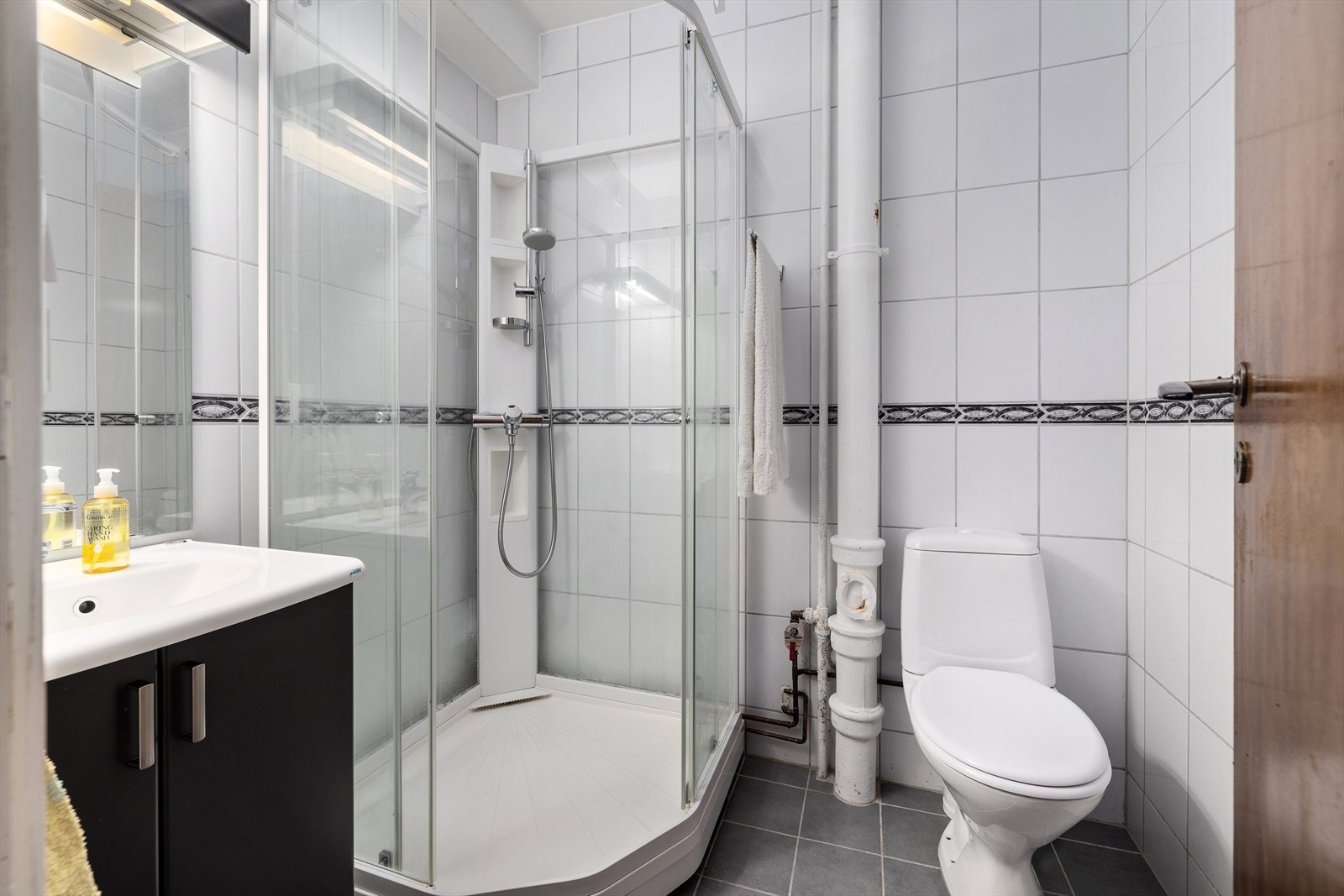 Flislagt bad og wc med adkomst fra entreen Galleribilde