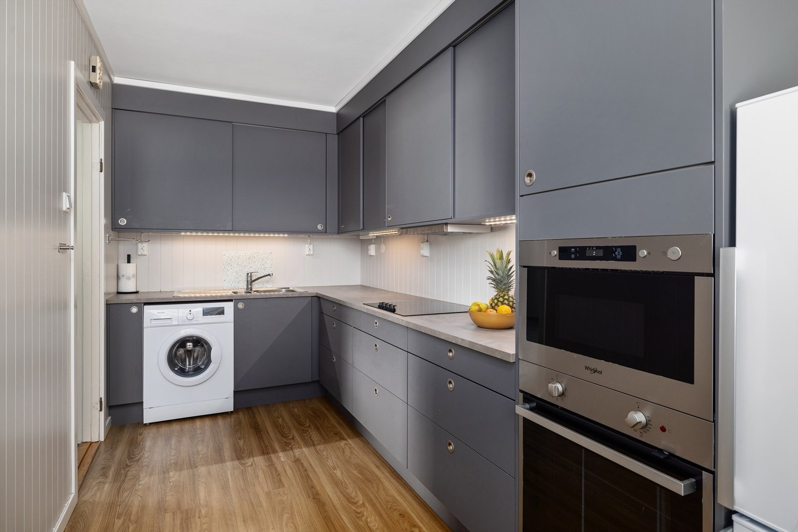 I tilsvarende leiligheter er veggen mellom stue og kjøkken fjernet for åpen løsning. Galleribilde