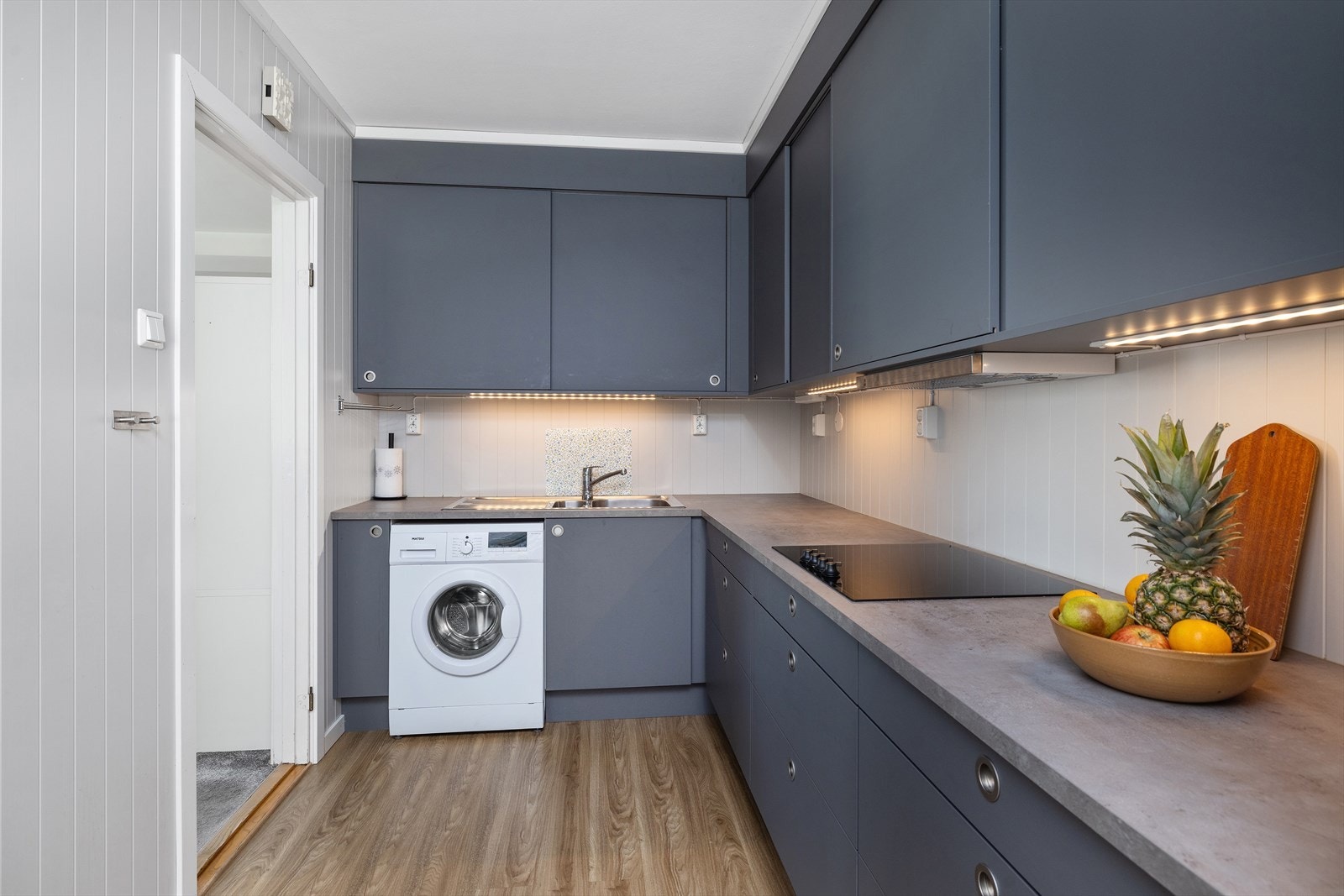 Delikat kjøkken med integrerte hvitevarer, kjøleskap er frittstående. Galleribilde