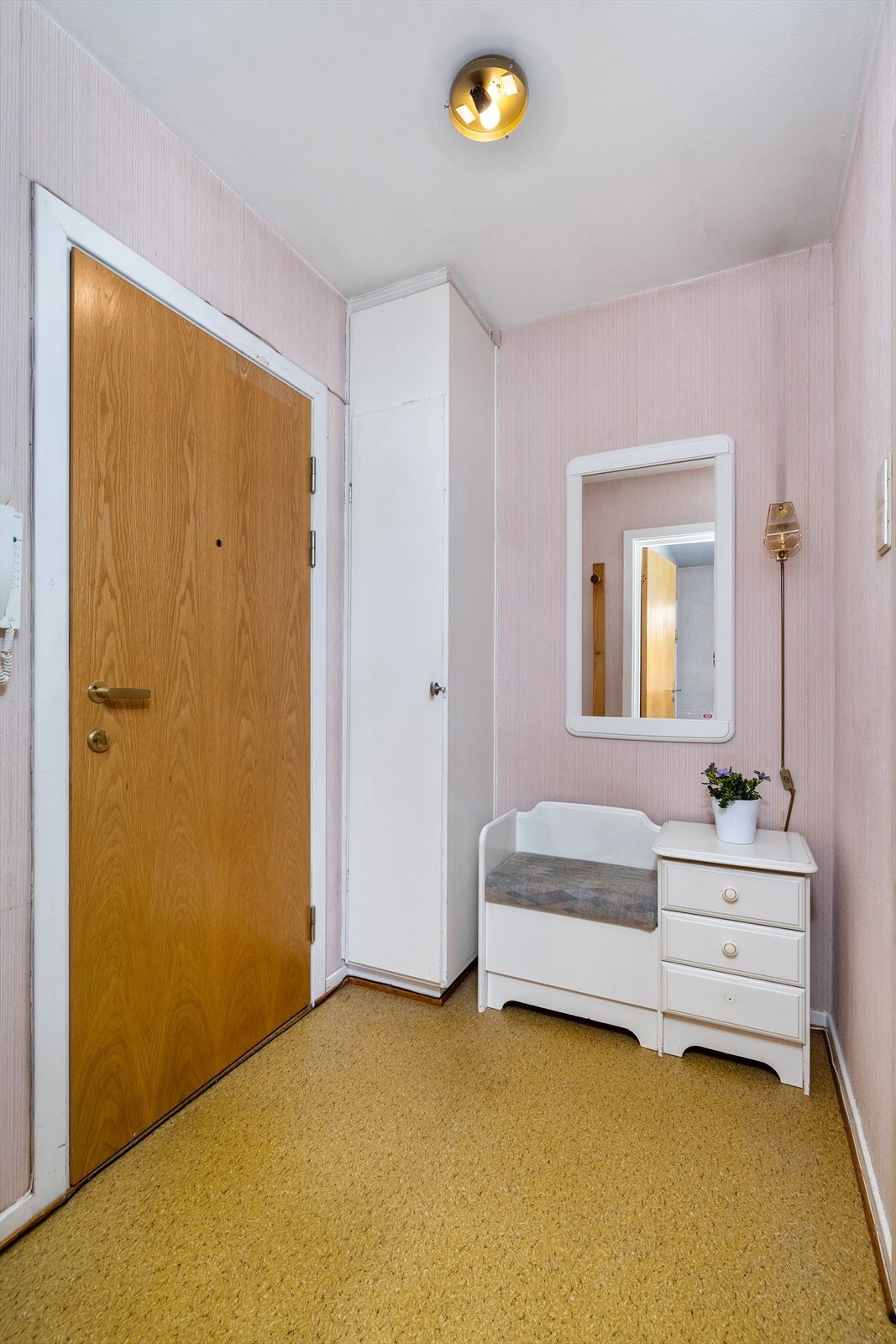 Entre har garderobeplass og dørcallinganlegg Galleribilde