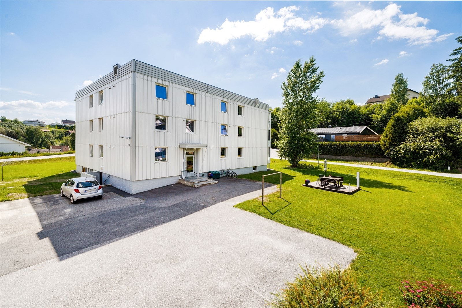 Hyggelige samlingspunkt på felles plen Galleribilde