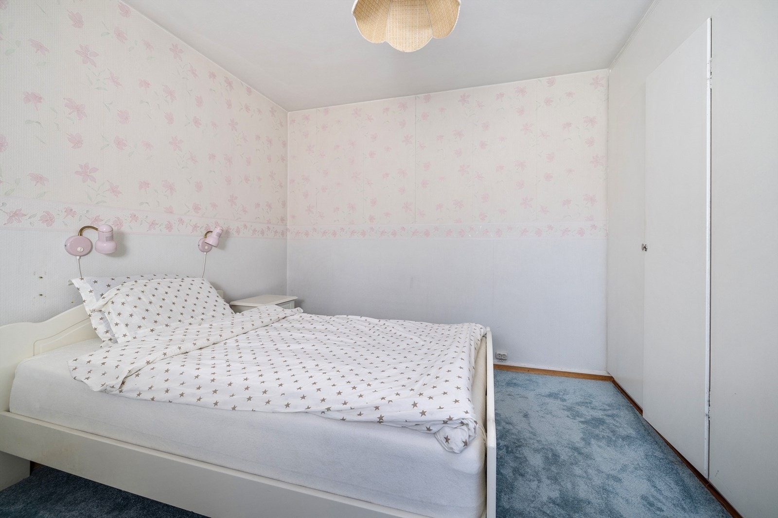 Det er garderobeskap på soverommet Galleribilde