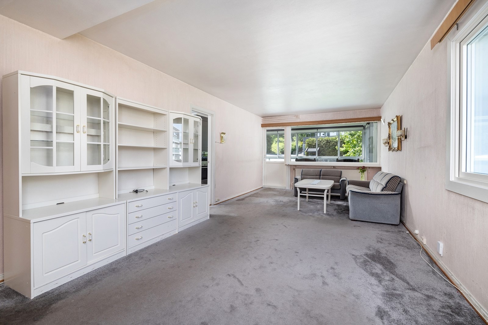 Stuen har god størrelse, plass for både salong og spisestue Galleribilde