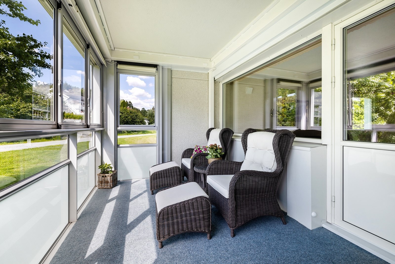 Kveldssol på balkongen som også har utvendig og innvendig solforblending Galleribilde