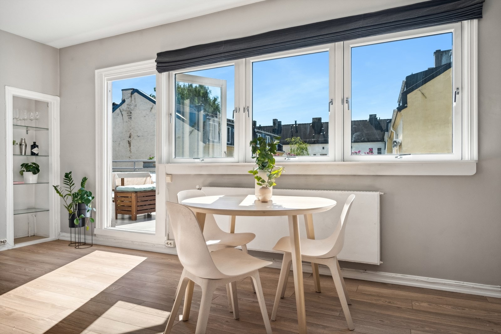 Boligen ligger i toppetasjen og byr blant annet på god planløsning, store vindusflater med godt lysinnslipp og en fantastisk uteplass Galleribilde