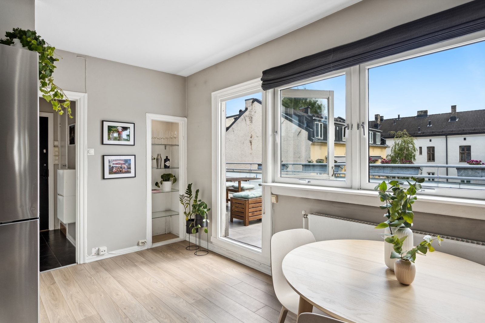 De store vindusflatene gir ett flott lysinnslipp Galleribilde