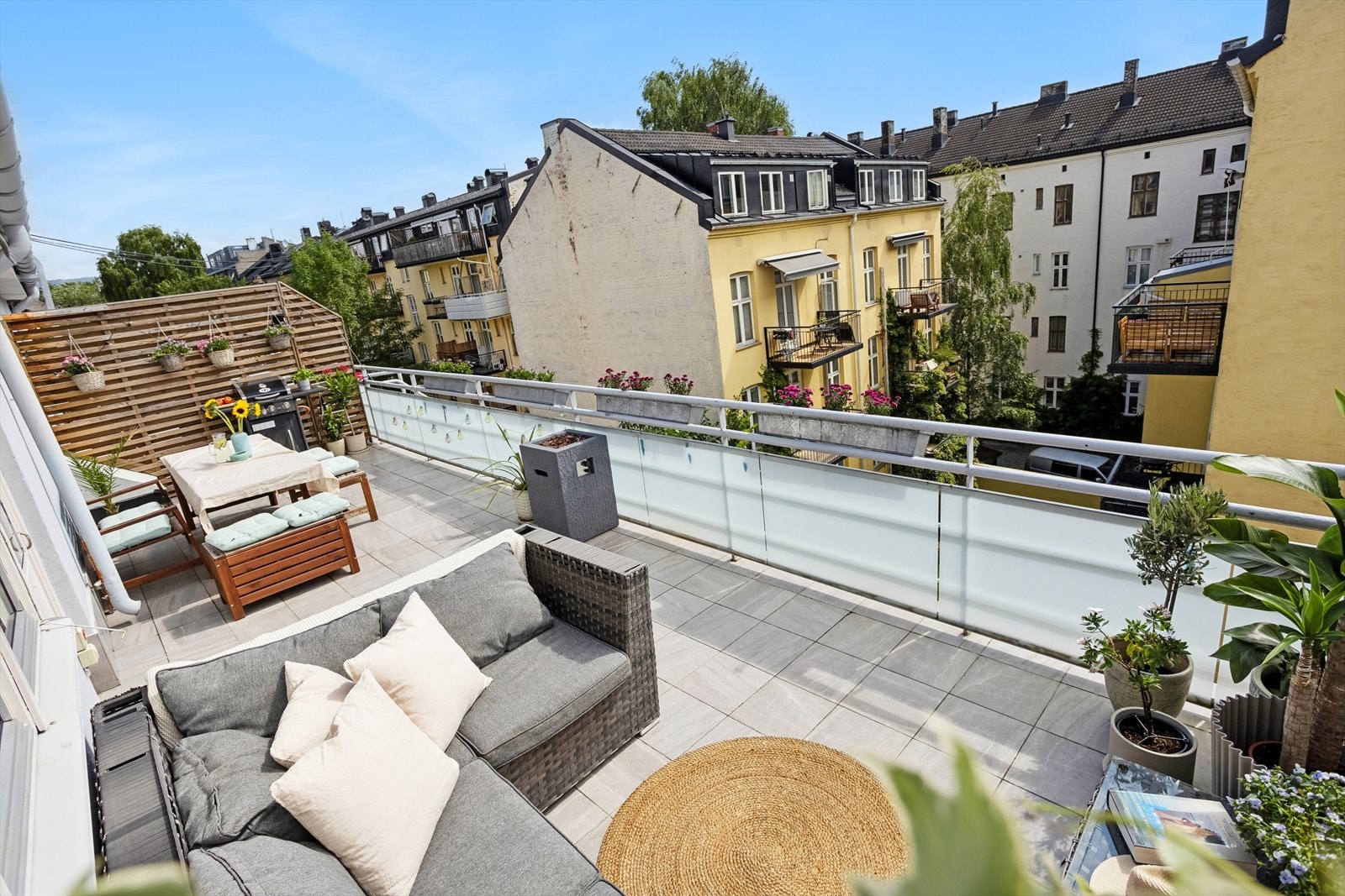 Takterrassen er solrik med gode solforhold hele dagen og frem til ca. kl. 18 sommerstid Galleribilde
