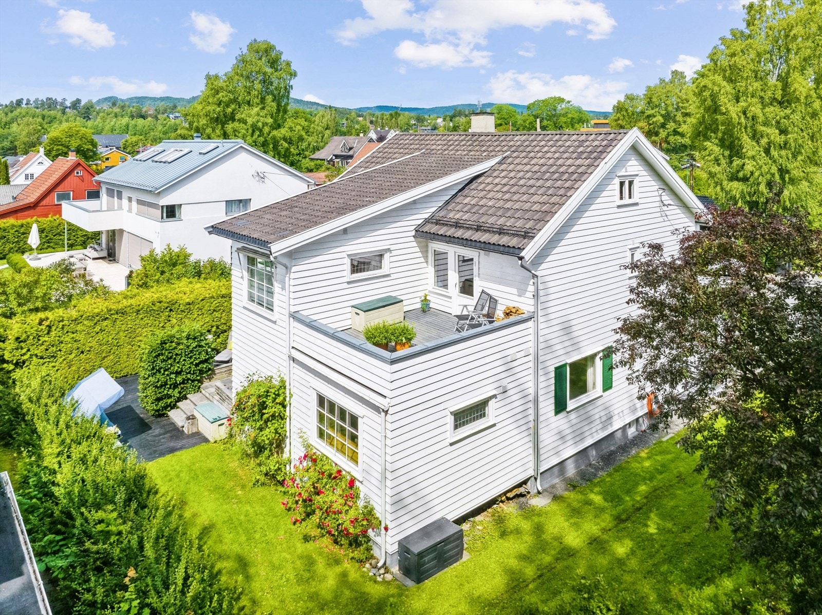 En hel tomannsbolig over 3 plan med en attraktiv beliggenhet på Bekkestua Galleribilde