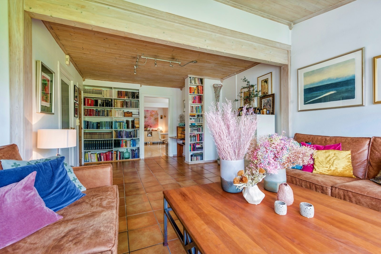 Gulvet er flislagt og veggene er malt i klassisk hvit Galleribilde