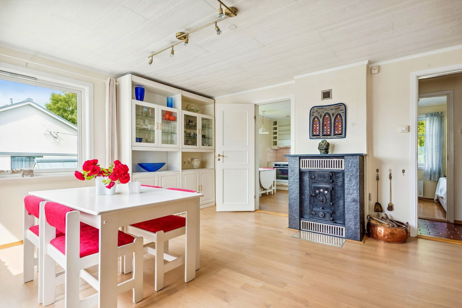 Flott Jøtul vedovn som varme godt på kalde vinterdager Galleribilde