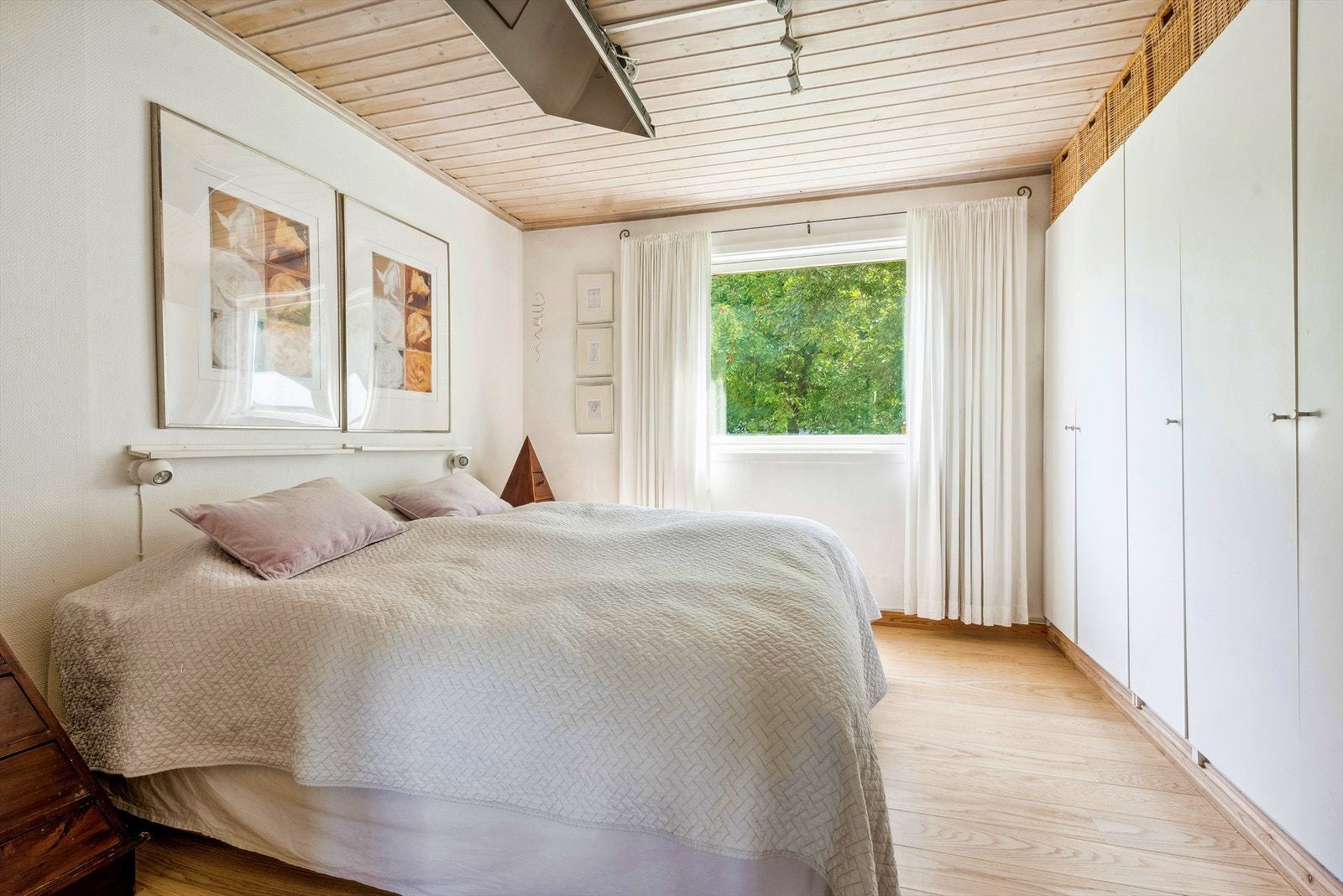 Romslig hovedsoverom med god plass til dobbeltseng, nattbord og garderobeskap Galleribilde