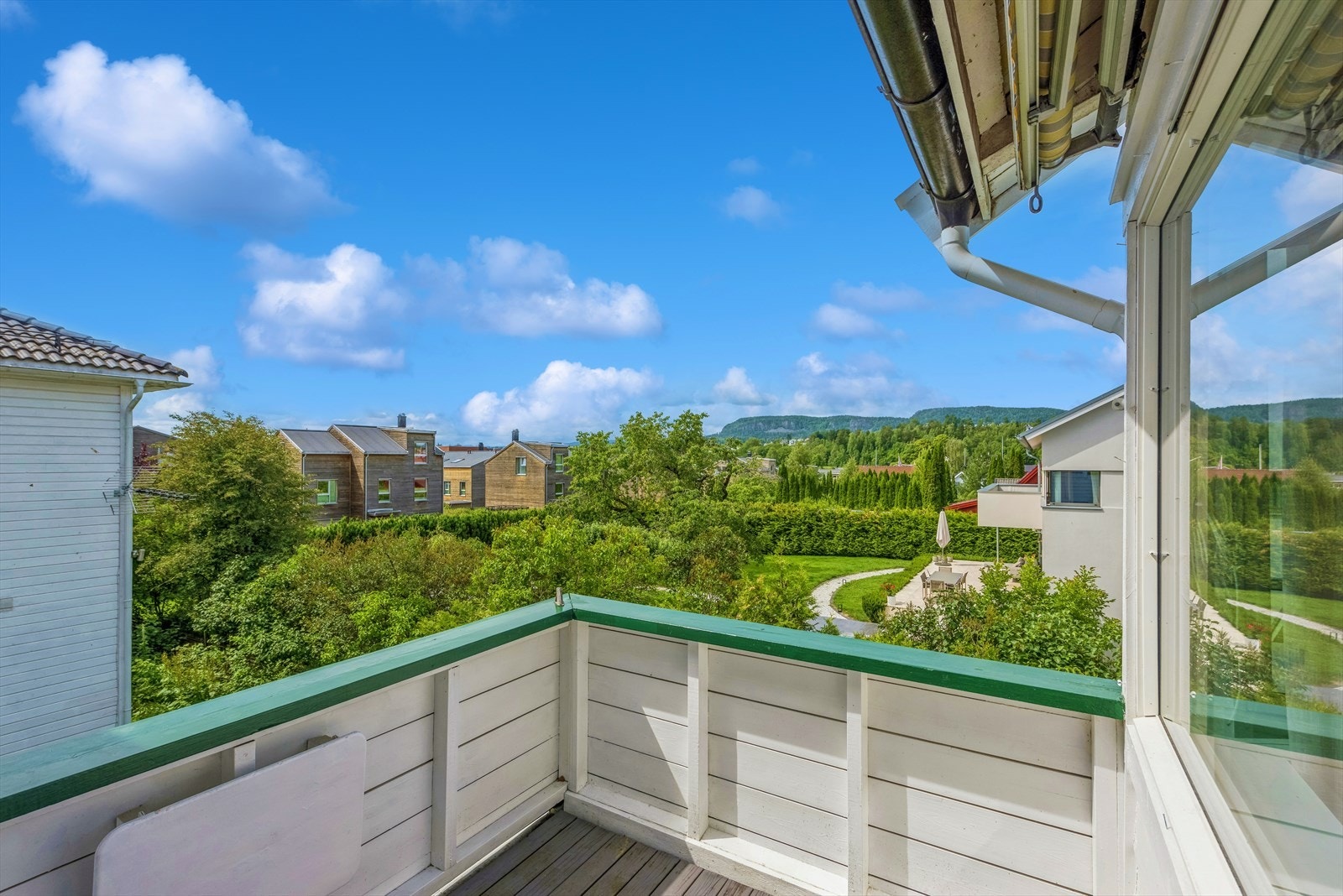 Fra spisestuen er de utgang til en solrik balkong med flott utsikt Galleribilde