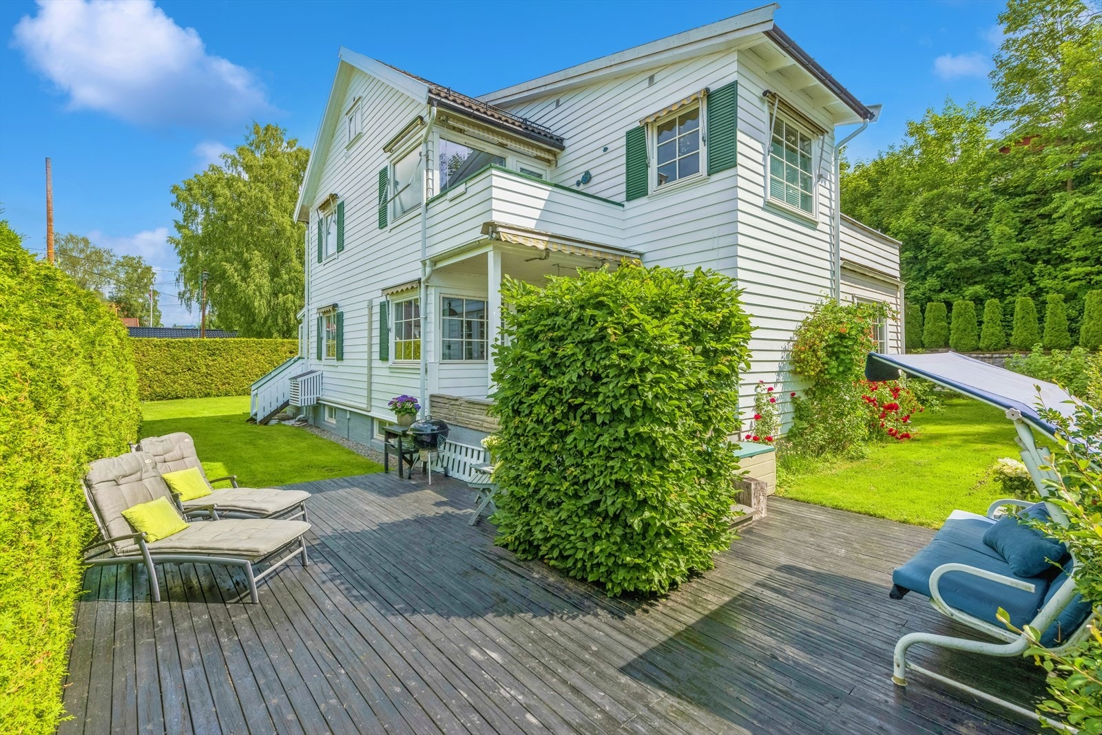 Hyggelig hage med flere uteplasser Galleribilde