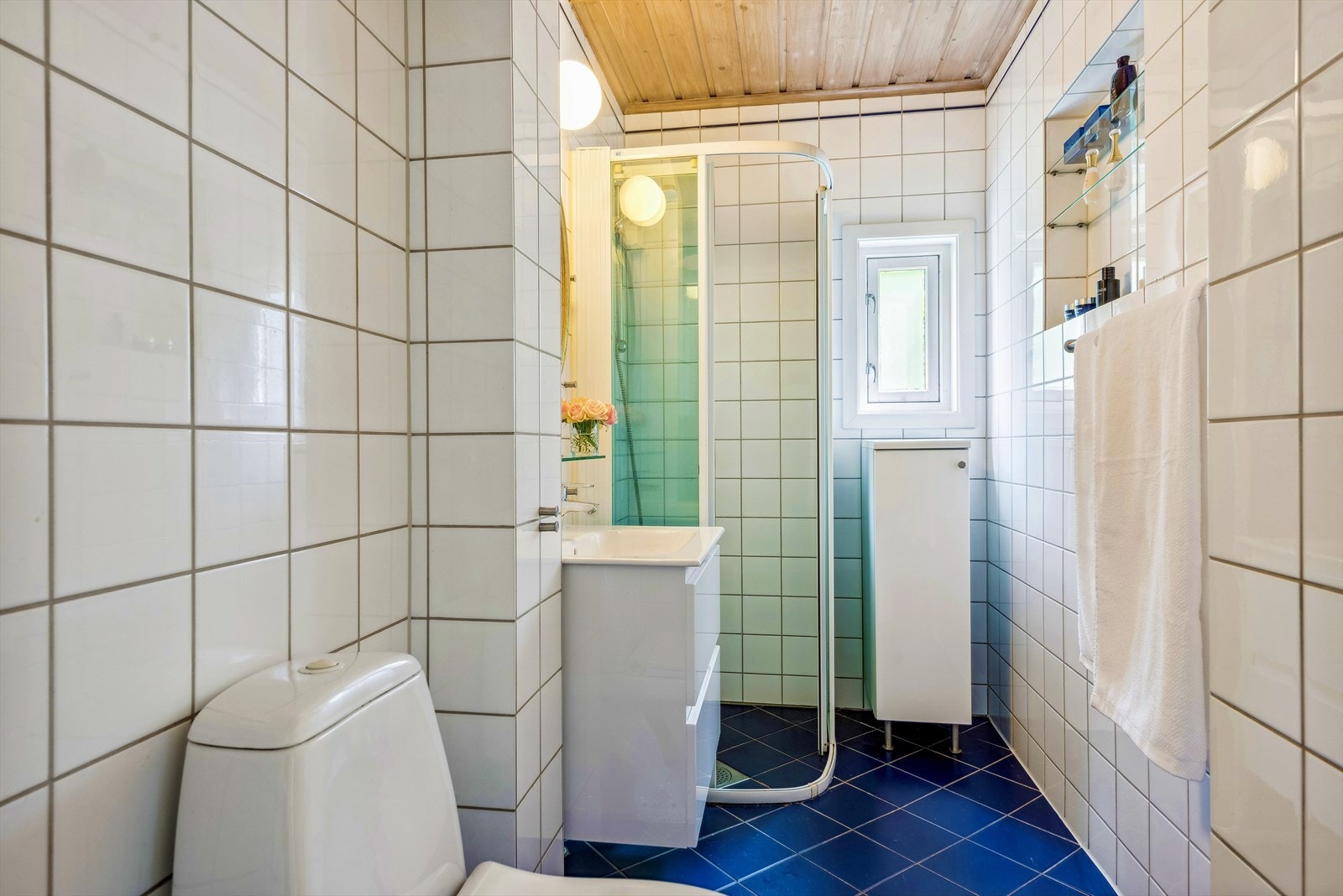 Baderom med flislagte overflater av eldre dato Galleribilde