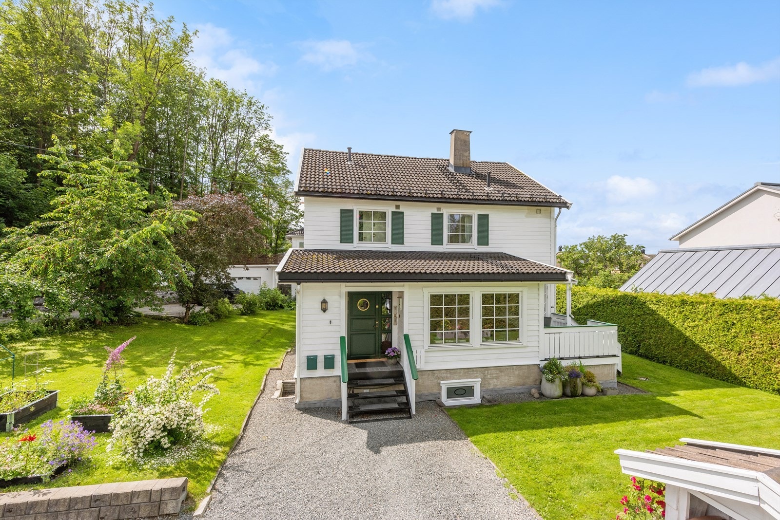 Gruslagt innkjørsel og et hyggelig inngangsparti Galleribilde