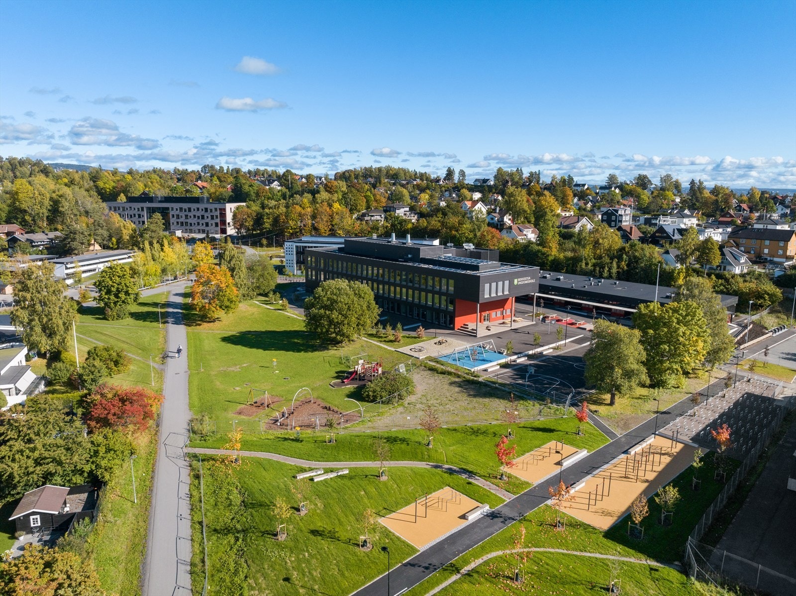 Det er kort vei til barnehager, barneskole, ungdomsskole og videregående Galleribilde
