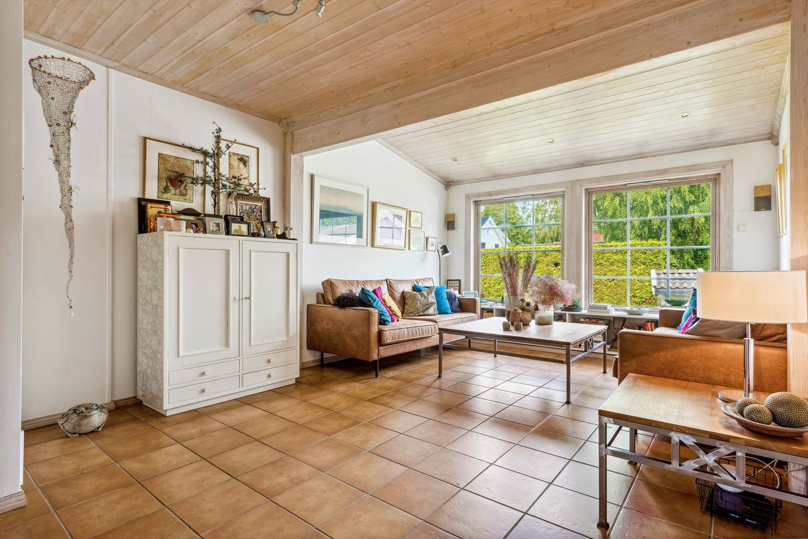 Lys og trivelig stue med god plass til sofagruppe med tilhørende møblement Galleribilde