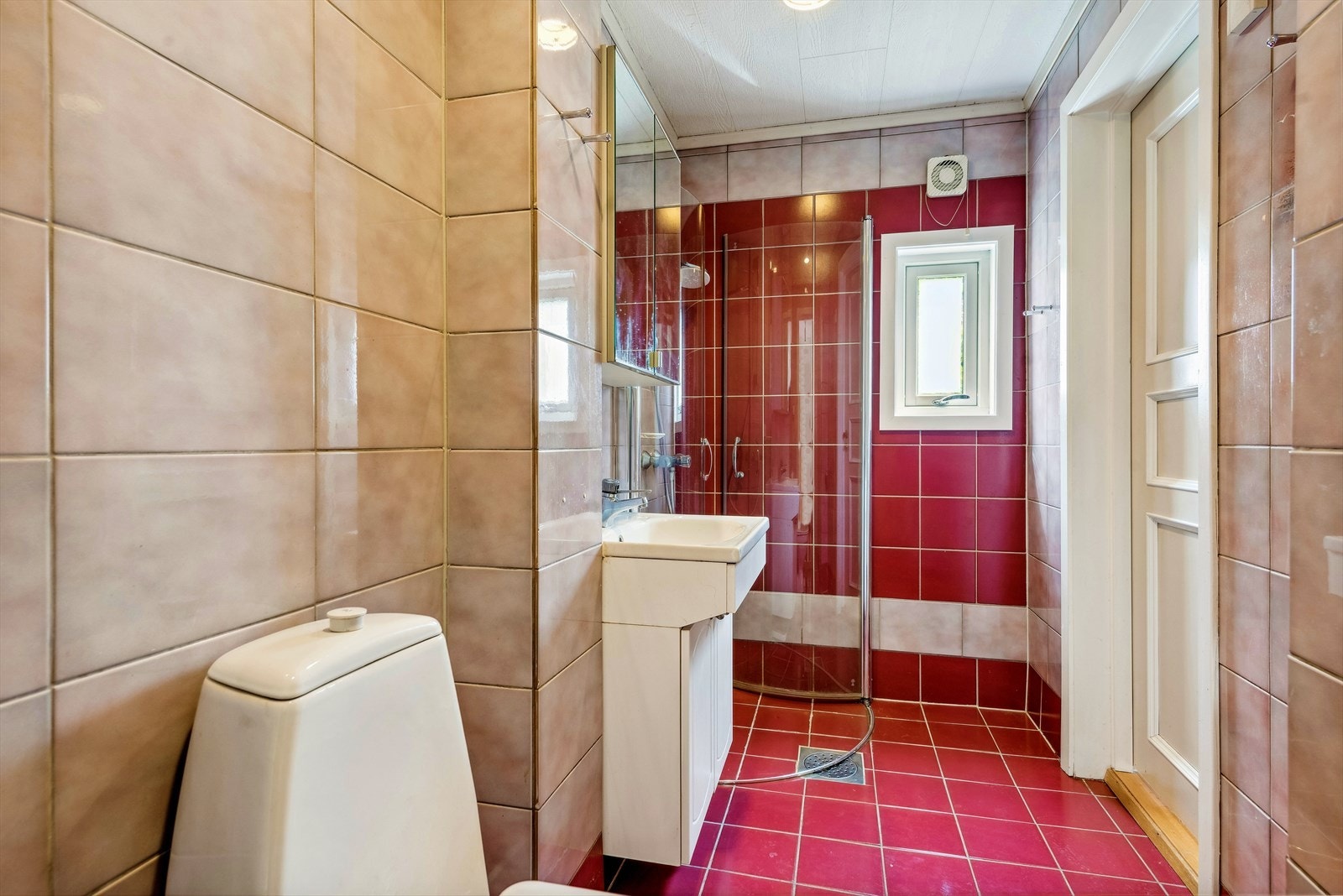 Flislagt baderom av eldre dato Galleribilde