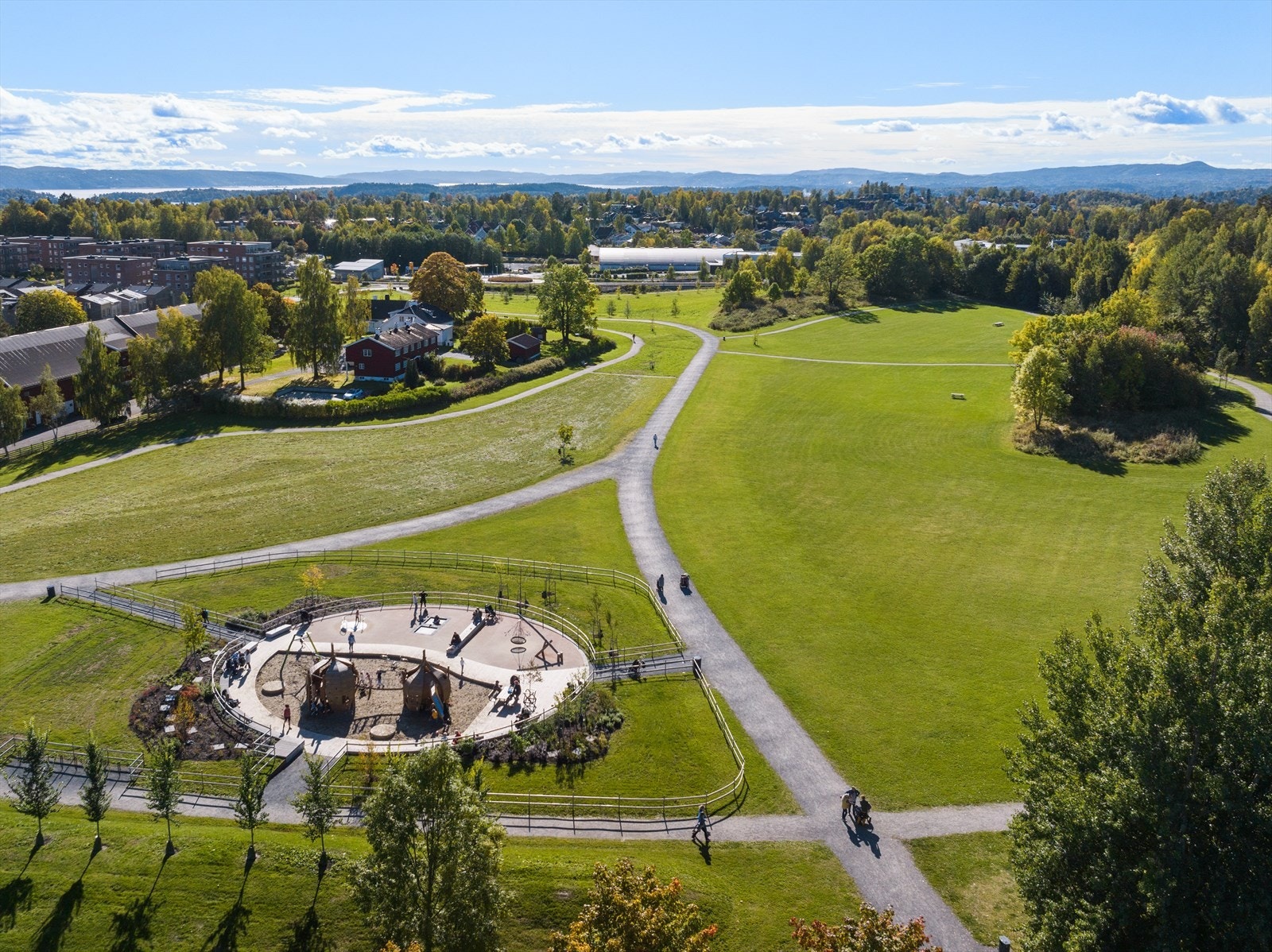 samt nydelige grøntarealer på Gjønnesjordet med pent opparbeidet lekeplass Galleribilde