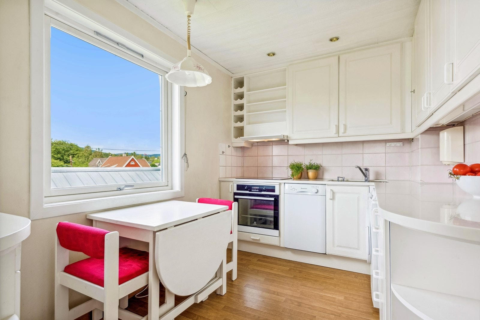 Videre kommer man til et lys og koselig kjøkken med bl.a. profiler fronter og benkeplate av Corian Galleribilde