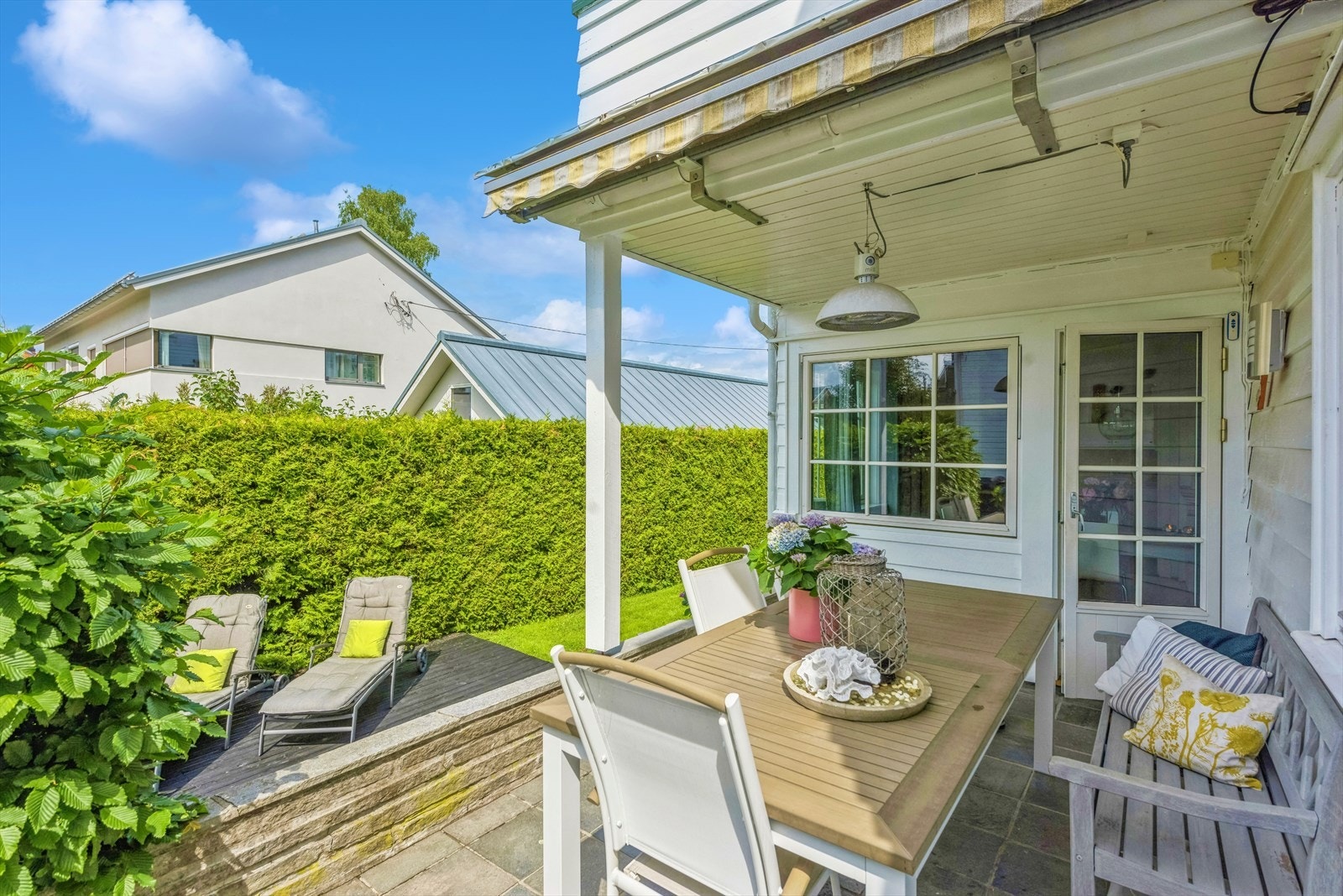 Fra spisestuen og ett av soverommene er det utgang til en romslig og skjermet terrasse på ca. 10 m² Galleribilde