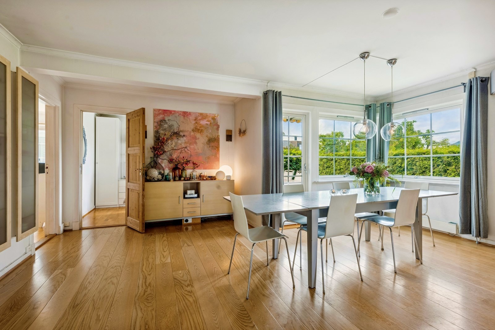 Romslig spisestue som innbyr til hyggelige middagsselskap og familiemiddager Galleribilde