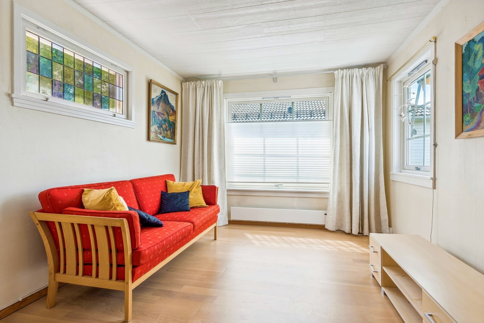 I stuen er det god plass til sofa med tilhørende møblement samt tv-benk Galleribilde