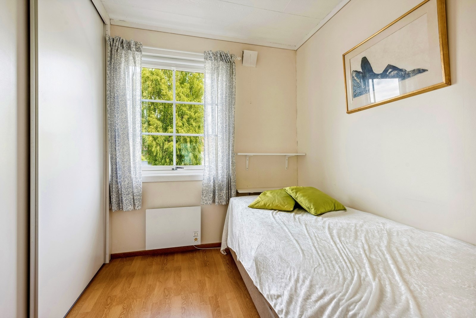 Soverom nr. 2 har plass til seng og praktisk skyvedørsgarderobe Galleribilde