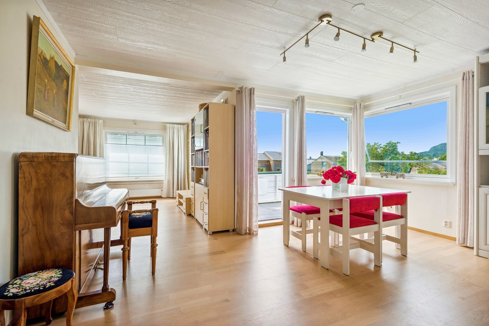 Lys spisestue med store vindusflater som sørger for rikelig av naturlig lysinnslipp Galleribilde