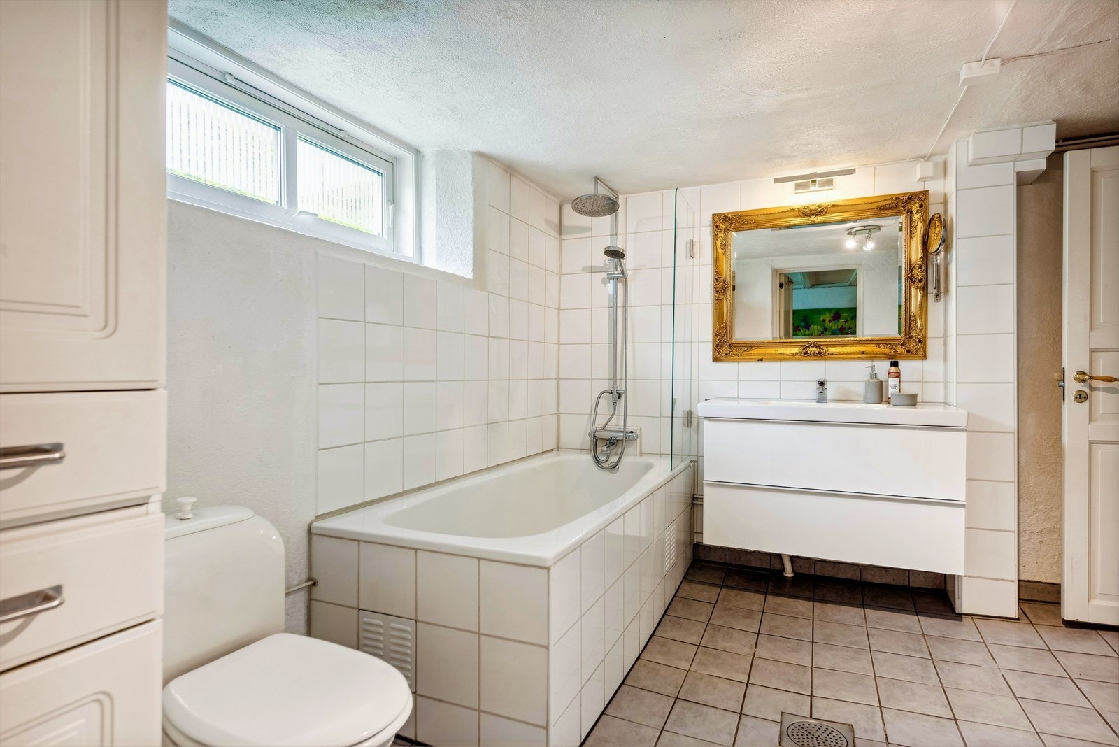 Romslig bad fra 2015 med flislagt overflater og varme i gulvet Galleribilde