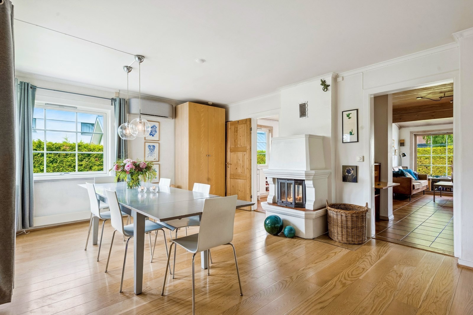 I spisestuen er det flott peis som skaper en hyggelig atmosfære Galleribilde